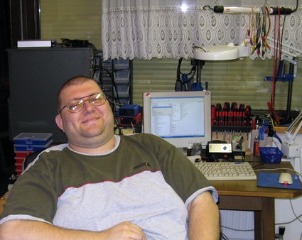 Gerold am Elektronikarbeitsplatz 2008